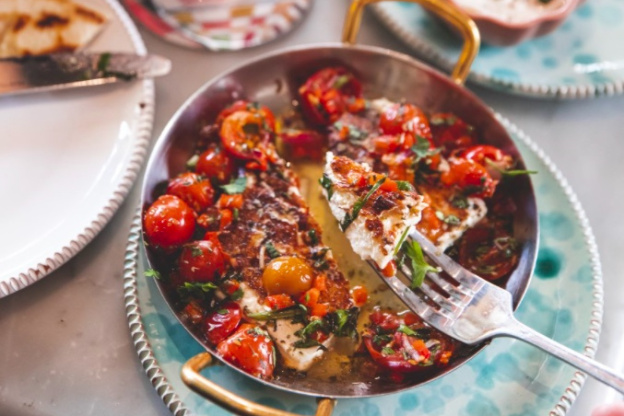 La recette de la feta psiti de Chloé Monchalin chez Filakia