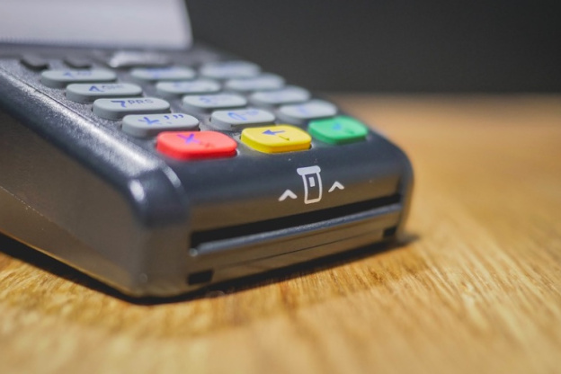 Les pourboires par carte bancaire au restaurant défiscalisés en 2022, annonce Macron