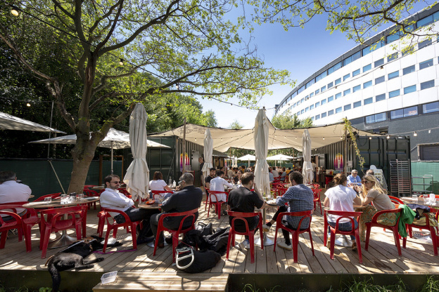 La grande terrasse végétalisée éphémère de Radioeat, le restaurant de la Maison de la Radio