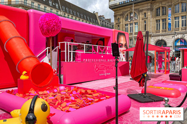 Le pop up d'une célèbre enseigne de maquillage et ses activités fun sur le parvis Saint Lazare