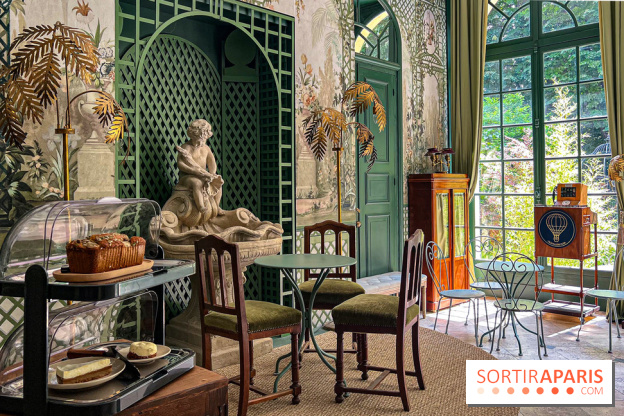 Le Café des Rêves du Grand Hôtel des Rêves : un café et son jardin secret dans un décor de théâtre