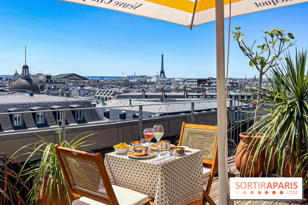La terrasse estivale du Printemps Haussmann 2025 avec vue sur Paris et la Tour Eiffel