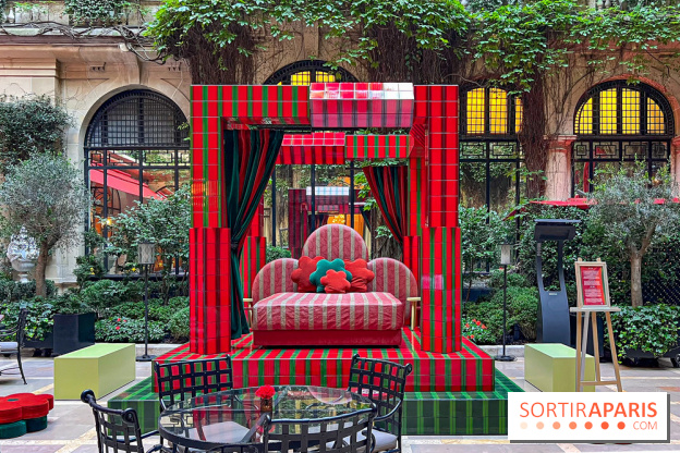 Plaza Athénée : une installation design XXL gratuite signée Uchronia exposée dans la cour du palace