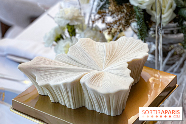 Bûche de Noël Fleur de Vanille du Shangri-La Paris 2025 par Timothy Lan, une création haute couture