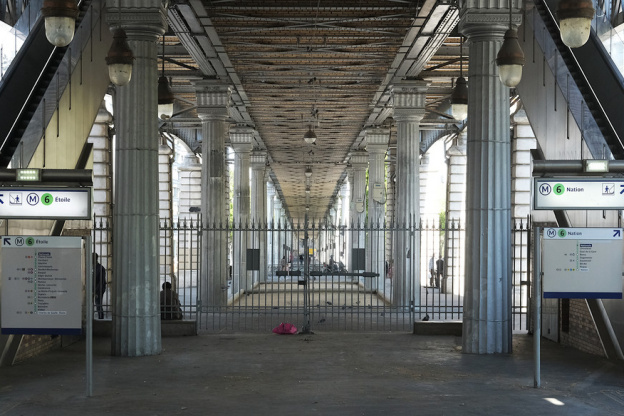 L'Heure Bleue : immersion lumineuse et sonore sous le viaduc du métro aérien de la ligne 6 (Paris 13)