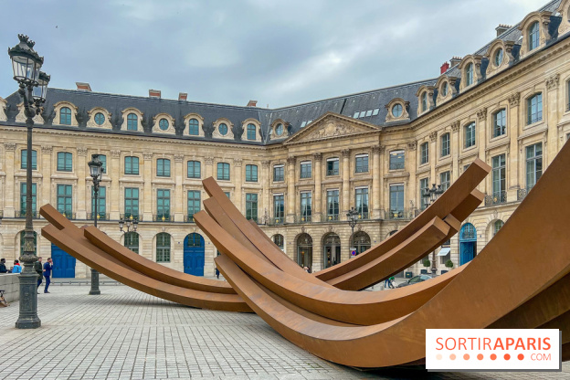 Les imposantes installations en acier de l'artiste Bernar Venet sur la Place Vendôme