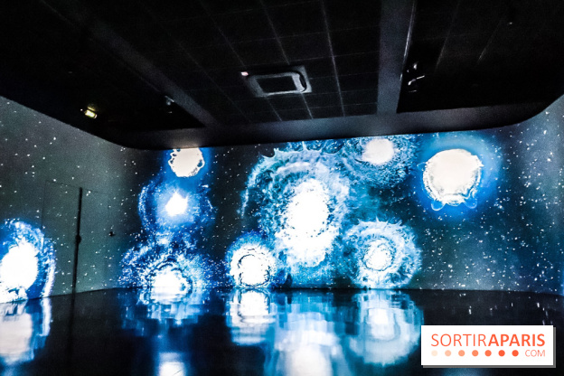 Verse, l'exposition au bar du Studio de l'Atelier des Lumières