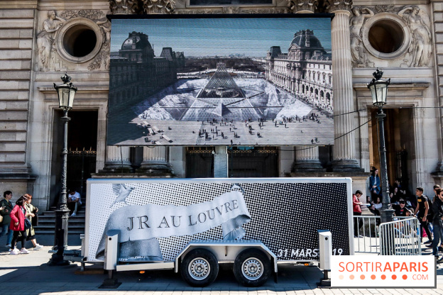 JR investit la place de la Pyramide du Louvre pour ses 30 ans