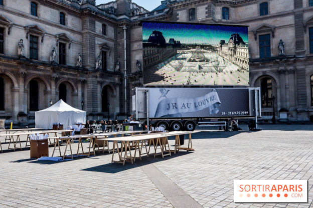 JR investit la place de la Pyramide du Louvre pour ses 30 ans