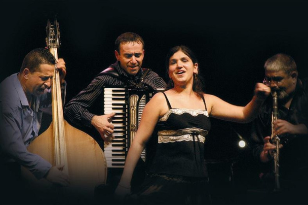 Cirque Romanes Tzigane : "Lignes de la main jusqu'au coude !"