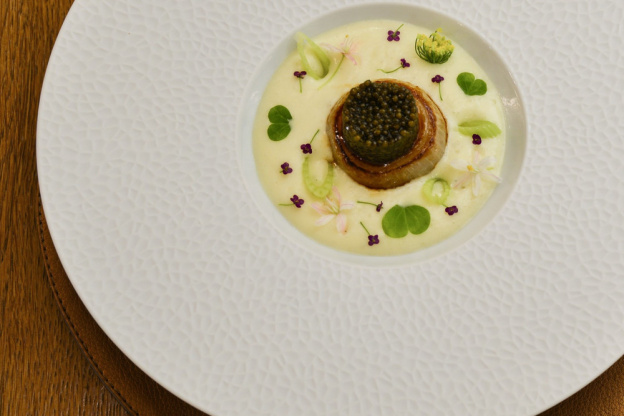Le Sergent Recruteur - Oignon doux confit et caramélisé, caviar, mousseline légère de pomme charlotte et hareng