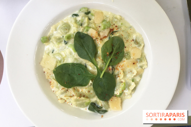 Ravioles du Dauphiné, pousses d'épinards, fèves et crème de parmesan