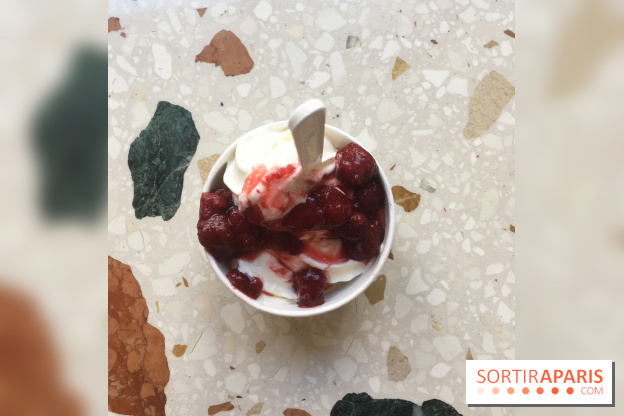 Glace à l'italienne yaourt / fraises pochées