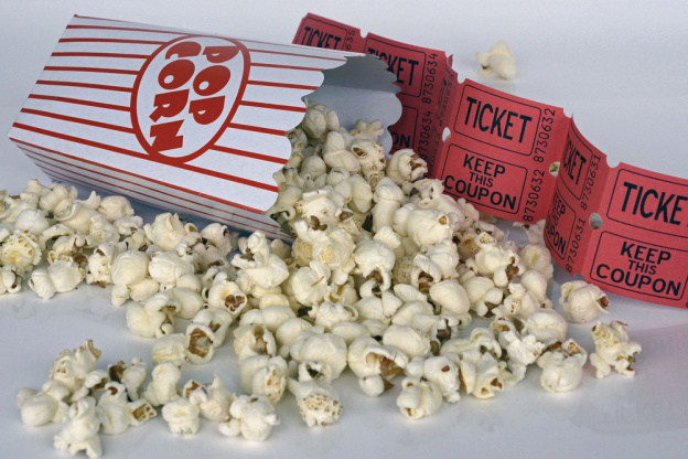 Pop-corn et tickets de cinéma, symboles d’une séance en salle