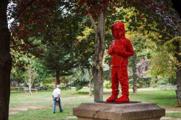 Deux sculptures de James Colomina installées "sauvagement" à Paris