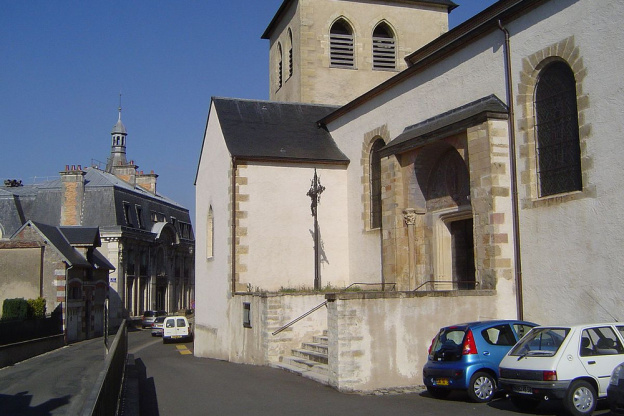 Nièvre : un homme de 84 ans confond les pédales de sa voiture et s'engouffre dans une église