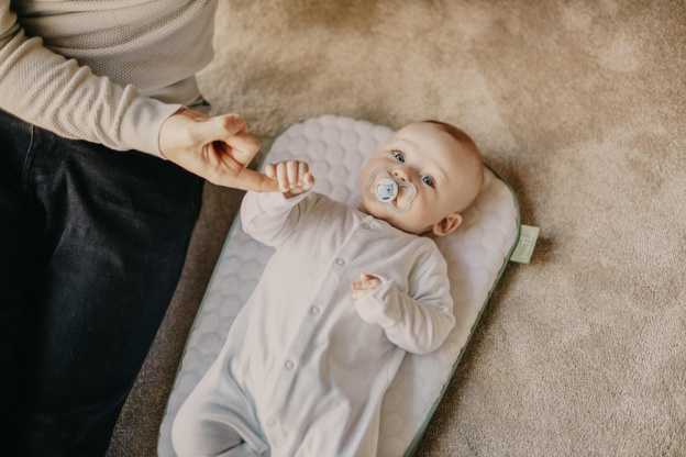 L'Etat veut offrir une "bébé box" aux jeunes parents à partir de février 2022