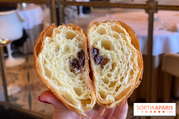 Le petit-déjeuner du Meurice Paris avec les viennoiseries de Cédric Grolet - pain au chocolat