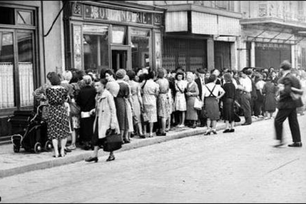 Queue devant une boulangerie.
Paris, août 1944.
© Roger-Viollet