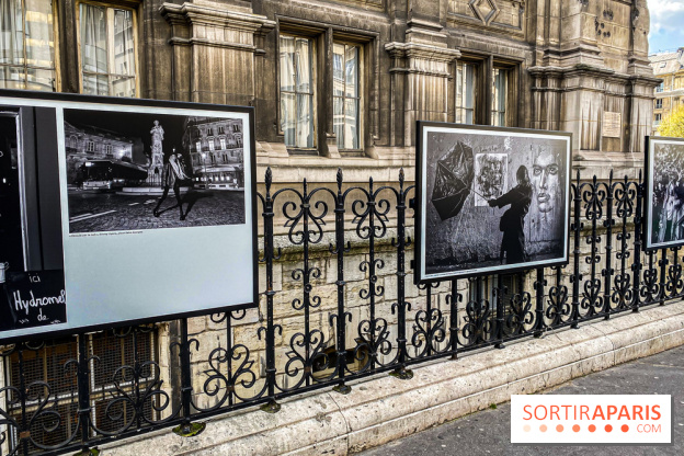 Parisiennes, l'exposition photos de Nikos Aliagas sur les grilles de l'Hôtel de Ville