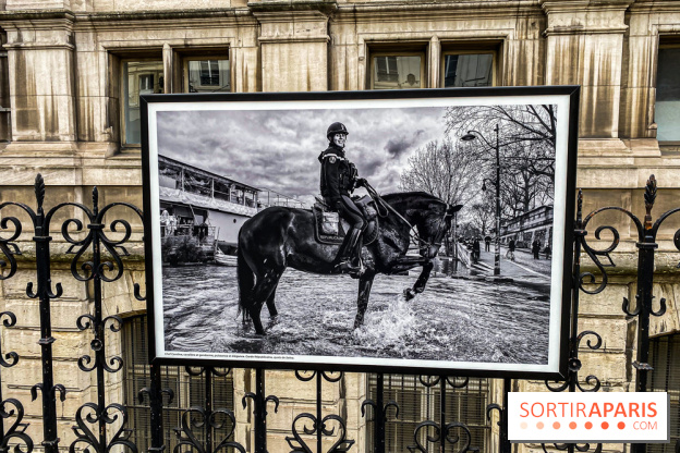 Parisiennes, l'exposition photos de Nikos Aliagas sur les grilles de l'Hôtel de Ville