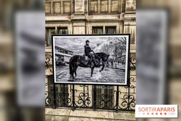 Parisiennes, l'exposition photos de Nikos Aliagas sur les grilles de l'Hôtel de Ville