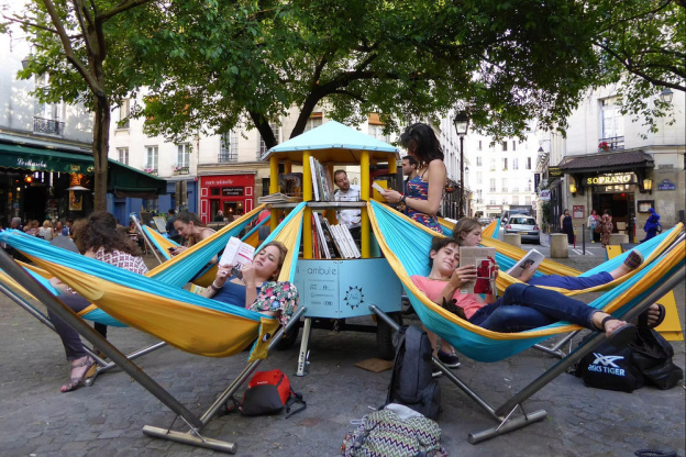 Bibliambule, une bibliothèque ambulante avec des hamacs pour lire au calme