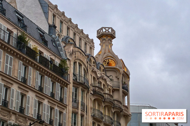 Que cache cette façade et ce toit en forme de bouchon de champagne ?