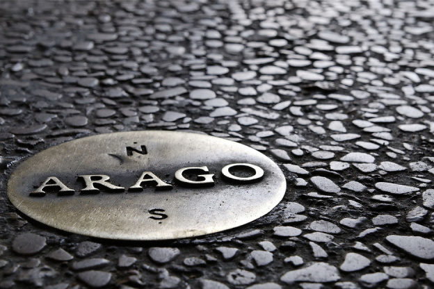 Partez sur les traces des médaillons Arago et leurs secrets, cachés sous nos pieds dans Paris