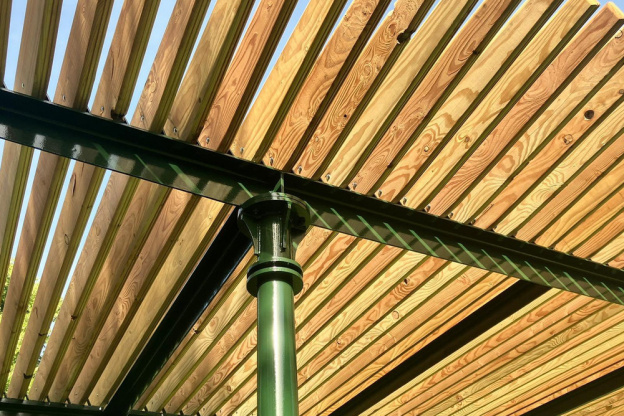 Canicule : la ville de Paris expérimente des ombrières en bois pour créer des ilots de fraicheur