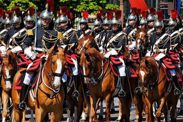 Garde républicaine : pourquoi la gendarmerie a-t-elle des chevaux à Paris ?