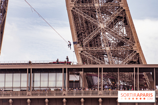 Le Funambule Nathan Paulin traverse le Trocadéro de la Tour Eiffel au Théâtre Chaillot