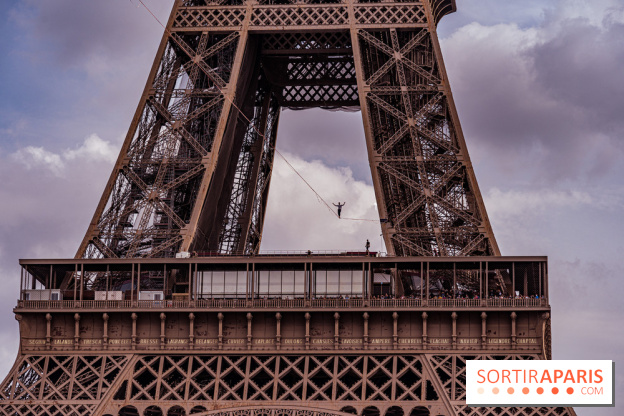 Le Funambule Nathan Paulin traverse le Trocadéro de la Tour Eiffel au Théâtre Chaillot