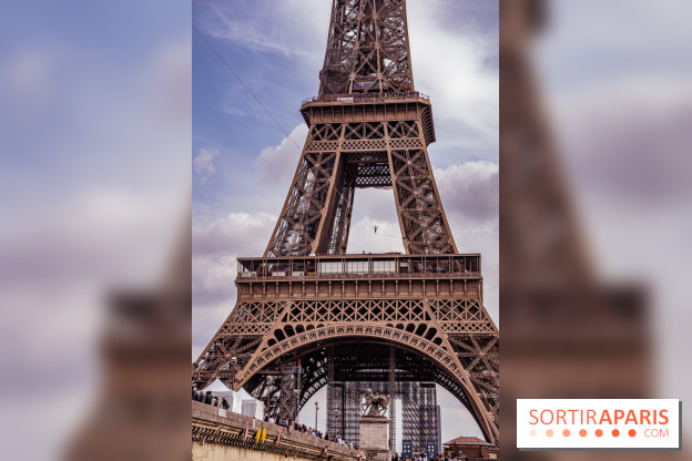 Le Funambule Nathan Paulin traverse le Trocadéro de la Tour Eiffel au Théâtre Chaillot