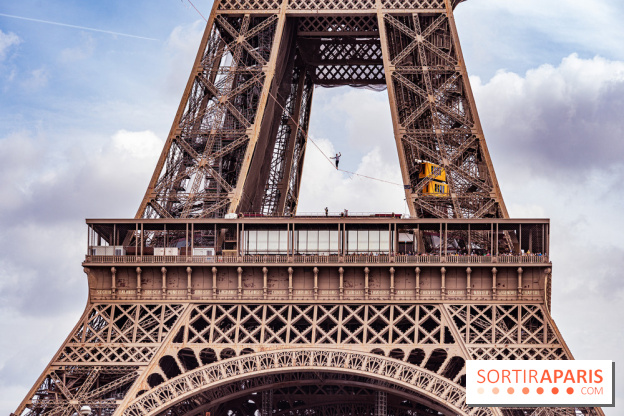 Le Funambule Nathan Paulin traverse le Trocadéro de la Tour Eiffel au Théâtre Chaillot