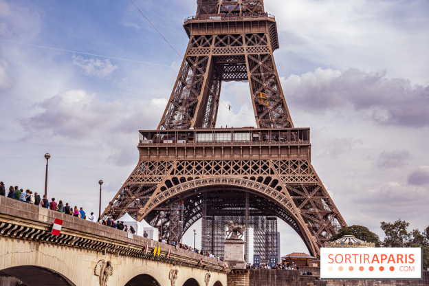 Le Funambule Nathan Paulin traverse le Trocadéro de la Tour Eiffel au Théâtre Chaillot