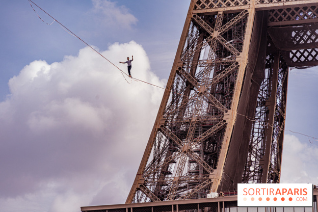Le Funambule Nathan Paulin traverse le Trocadéro de la Tour Eiffel au Théâtre Chaillot