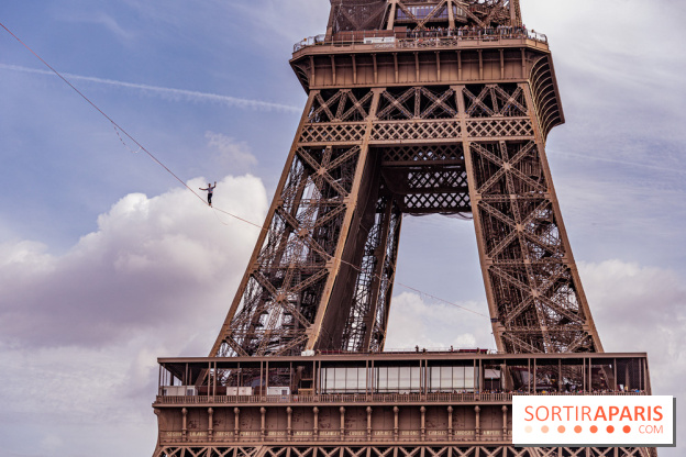 Le Funambule Nathan Paulin traverse le Trocadéro de la Tour Eiffel au Théâtre Chaillot