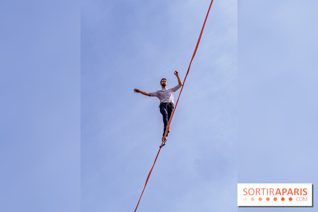 Le Funambule Nathan Paulin traverse le Trocadéro de la Tour Eiffel au Théâtre Chaillot