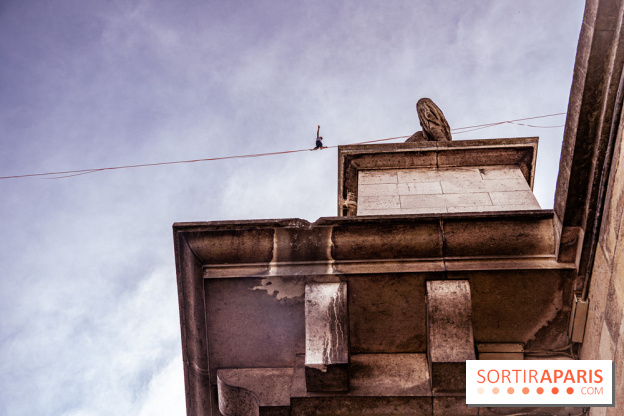 Le Funambule Nathan Paulin traverse le Trocadéro de la Tour Eiffel au Théâtre Chaillot