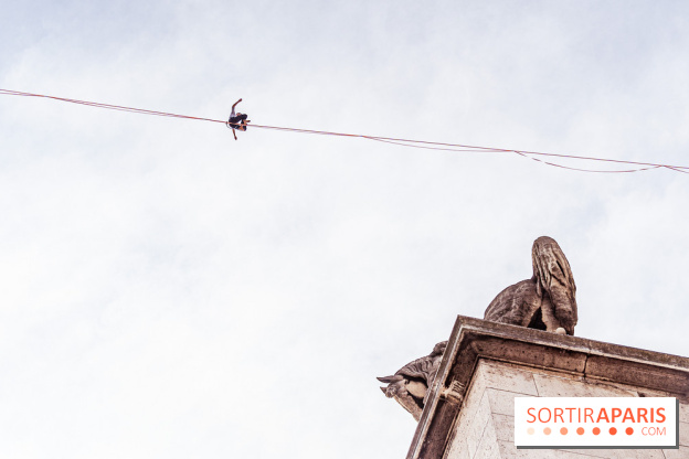 Le Funambule Nathan Paulin traverse le Trocadéro de la Tour Eiffel au Théâtre Chaillot