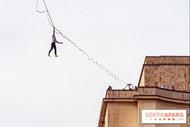 Le Funambule Nathan Paulin traverse le Trocadéro de la Tour Eiffel au Théâtre Chaillot