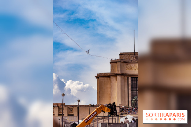Le Funambule Nathan Paulin traverse le Trocadéro de la Tour Eiffel au Théâtre Chaillot