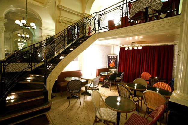 escalier en colimaçon, rideaux rouges