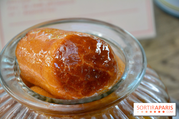 Un bar à glaces et un dessert dans un train de la Félicita