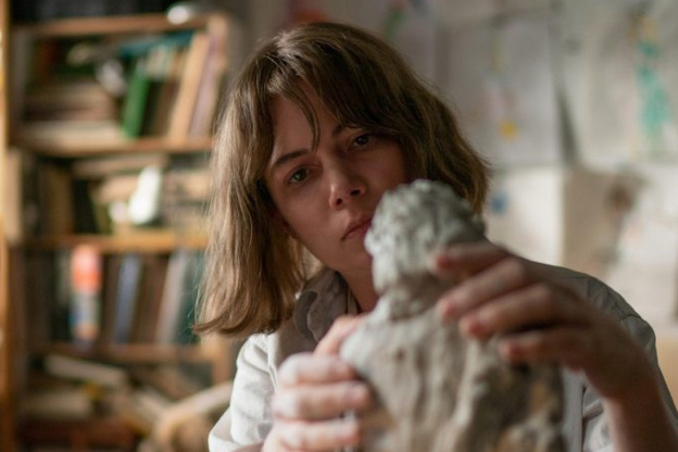 Showing Up : le drôle de portrait d'une artiste à la vie chaotique - Avis et bande-annonce