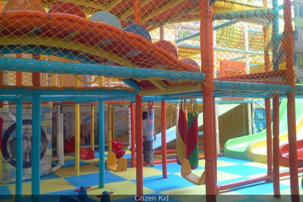 Kid's Palace, the indoor playground with inflatables and giant slides ...