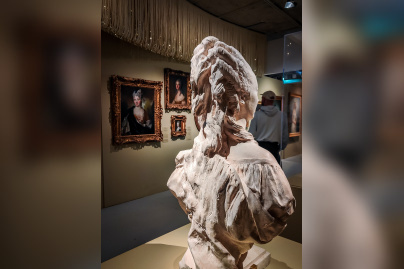 Des cheveux et des poils, l'exposition poilante du musée des Arts décoratifs - nos photos