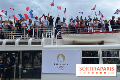 Athlètes et flambeau de Paris 2024
