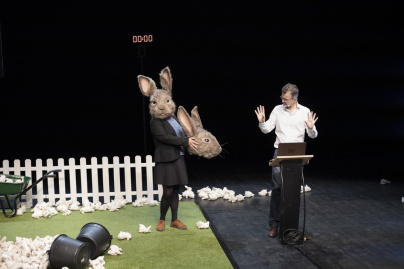 "Le Problème lapin" : l'étrange conférence - pièce au Théâtre du Rond-Point